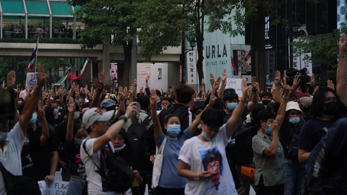 ม็อบชู3นิ้วระหว่างเปิดเพลงชาติไทย จี้ปล่อยตัวแกนนำ