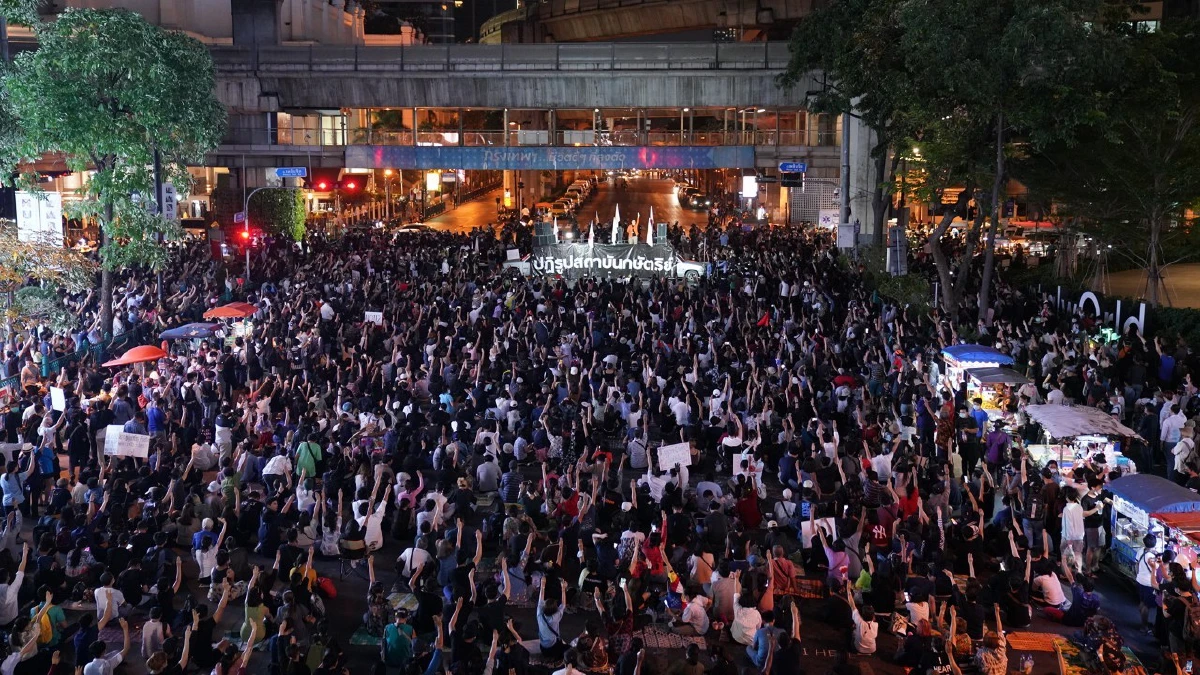 แกนนำสลับปราศรัย "ครูใหญ่"ปลุกมวลชนสู้ต่อแม้แกนนำต้องเข้าคุก