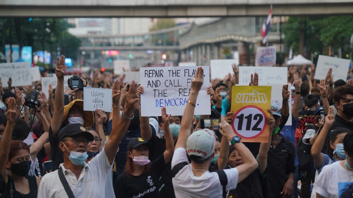 ม็อบชู3นิ้วระหว่างเปิดเพลงชาติไทย จี้ปล่อยตัวแกนนำ