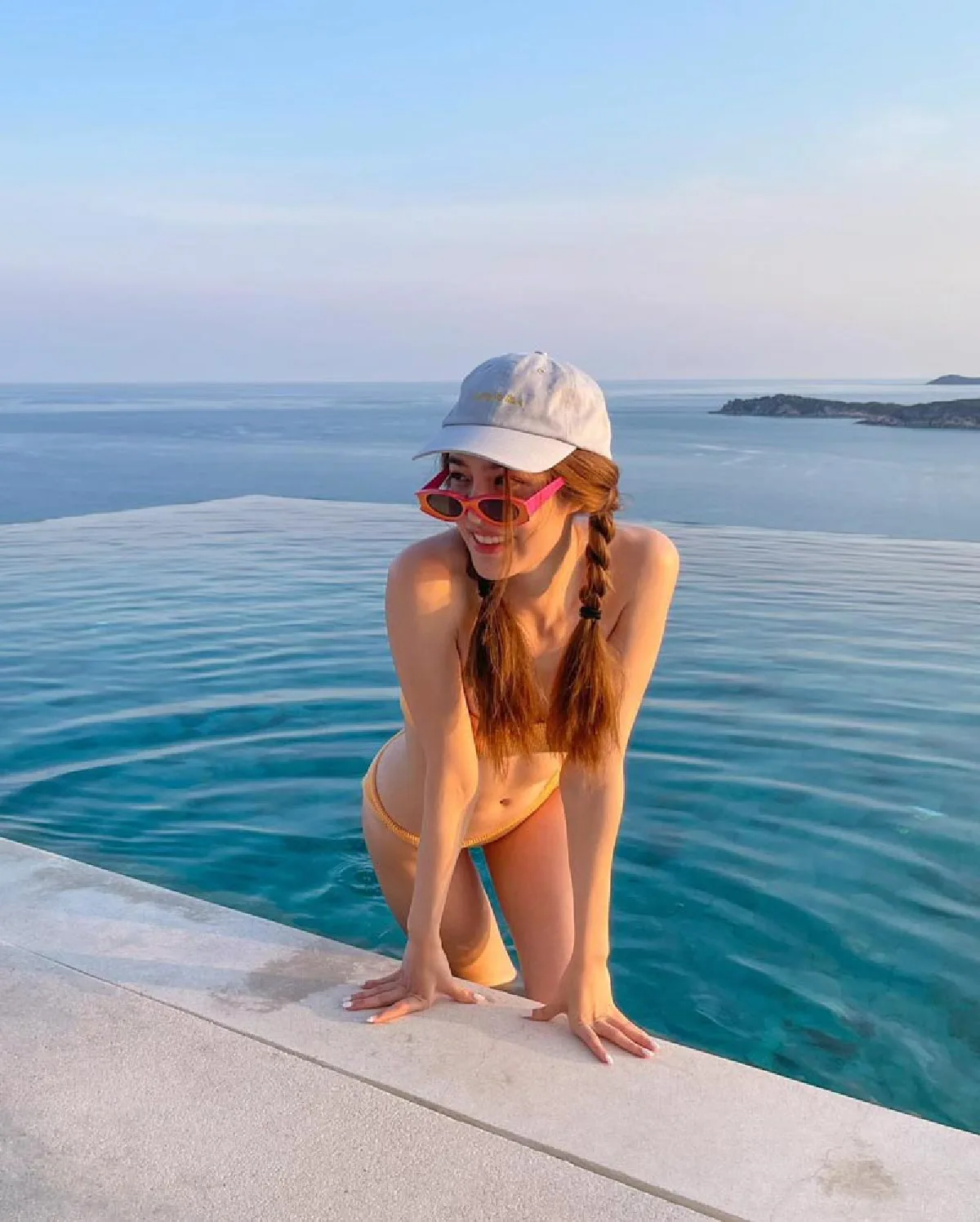 “เกรซ กาญจน์เกล้า” สดใสหนักมาก! นุ่งบิกินี่สีเหลืองขับผิวอวดหุ่นสุดปัง 