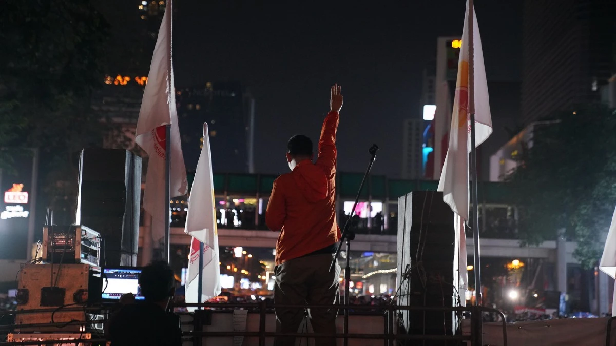 แกนนำสลับปราศรัย "ครูใหญ่"ปลุกมวลชนสู้ต่อแม้แกนนำต้องเข้าคุก