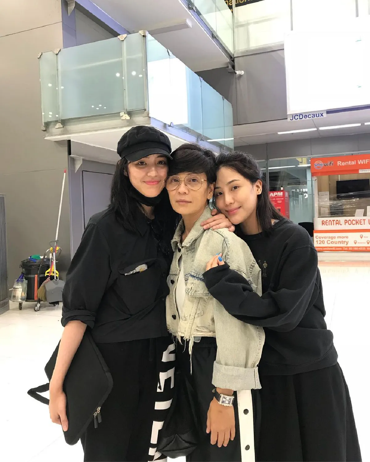 เปิ้ล หัทยา กอดกัดกลมส่ง น้องลูกหนัง สานฝันต่อที่เกาหลี