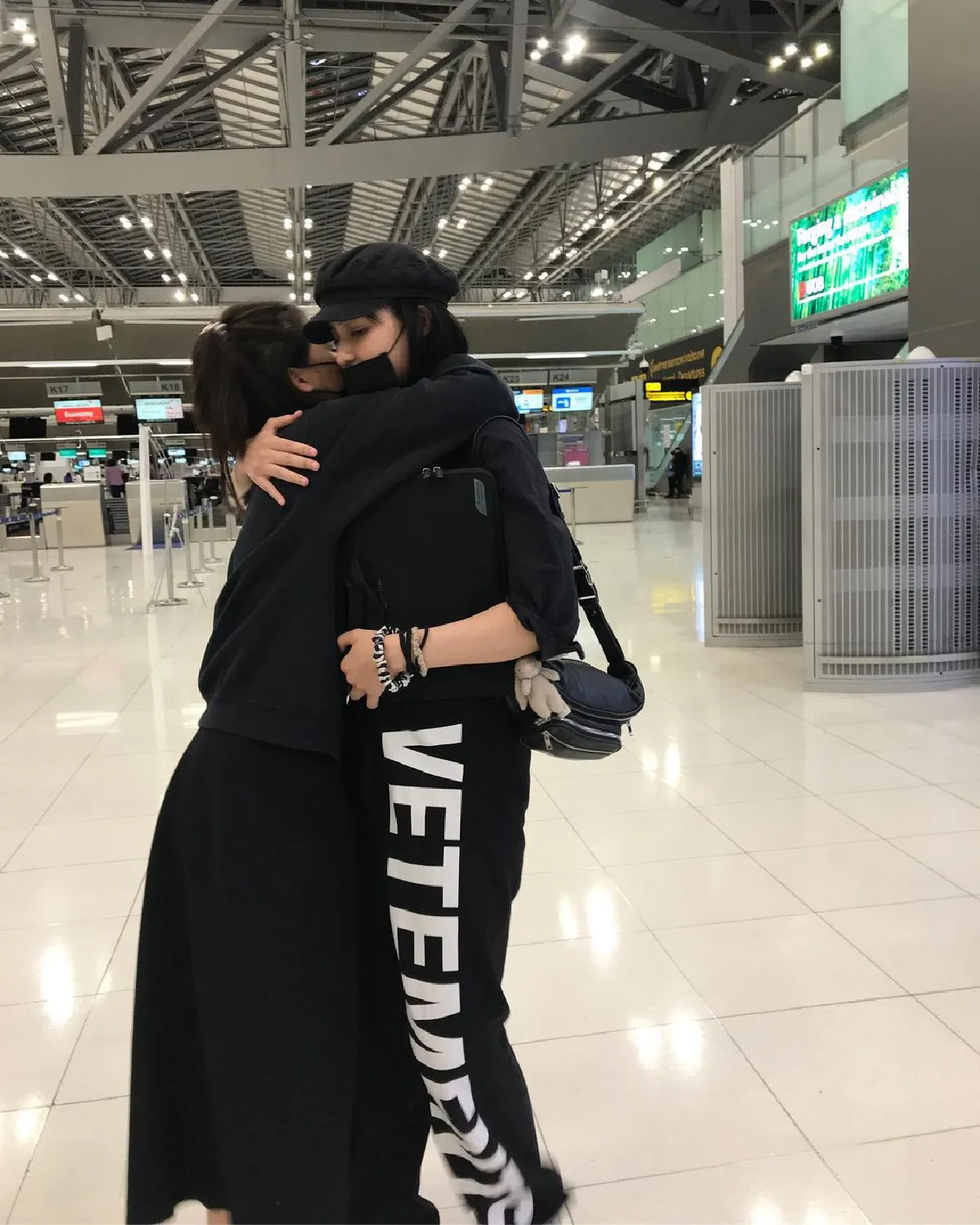 เปิ้ล หัทยา กอดกัดกลมส่ง น้องลูกหนัง สานฝันต่อที่เกาหลี