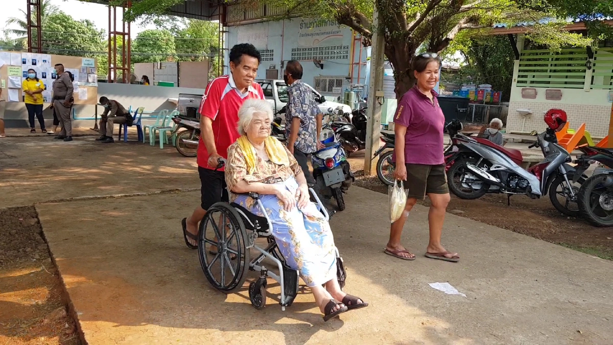 ประชาชนตื่นตัวออกมาใช้สิทธิ์เลือกตั้งท้องถิ่นกันอย่างคึกคัก