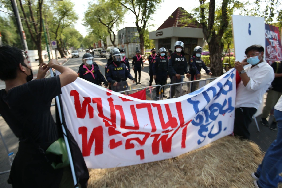 ม็อบนัดรวมตัวทวงคืน "หมู่บ้านทะลุฟ้า" ข้างทำเนียบฯ