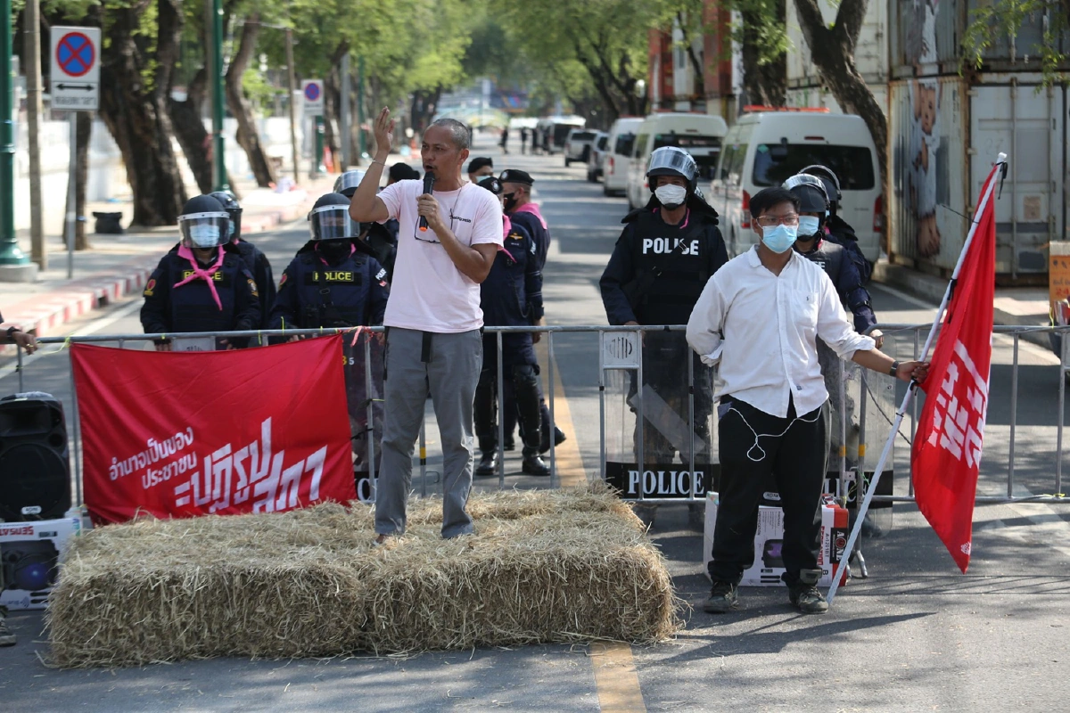 ม็อบนัดรวมตัวทวงคืน "หมู่บ้านทะลุฟ้า" ข้างทำเนียบฯ