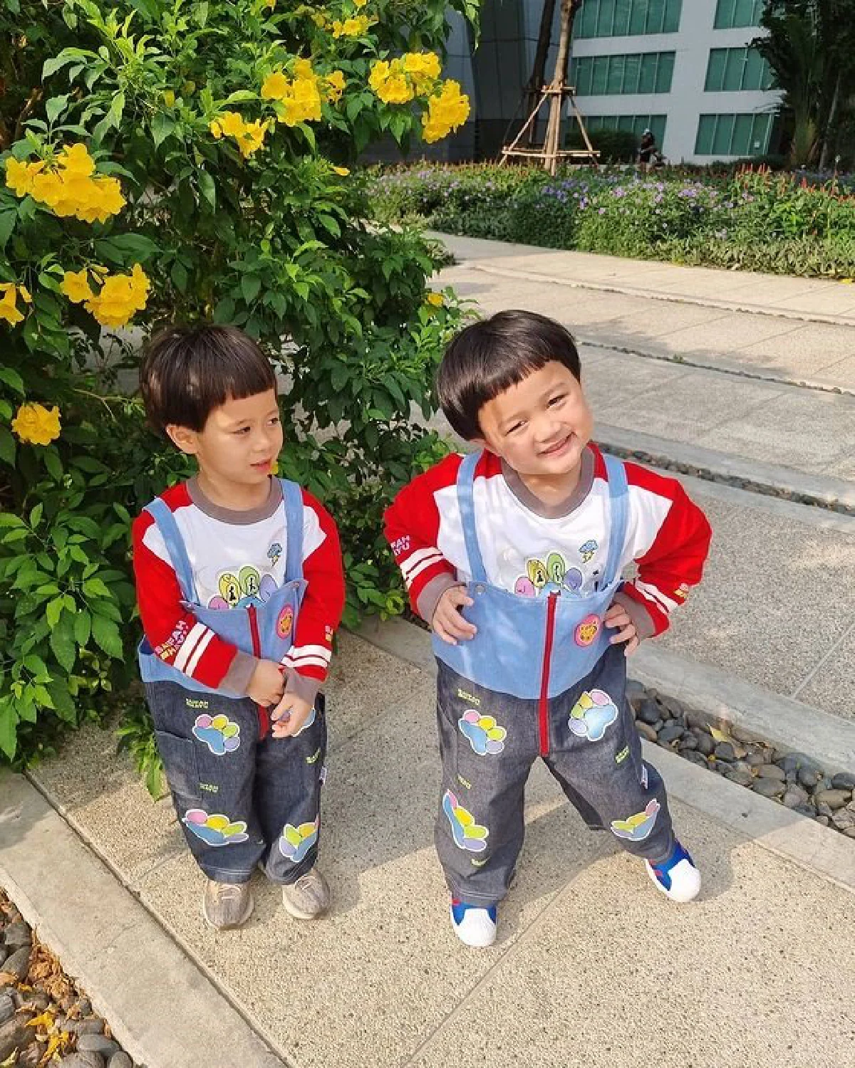 ภาพน่ารัก สายฟ้า-พายุ แจกความสดใสโพสท่าจัดเต็มสู้กล้อง