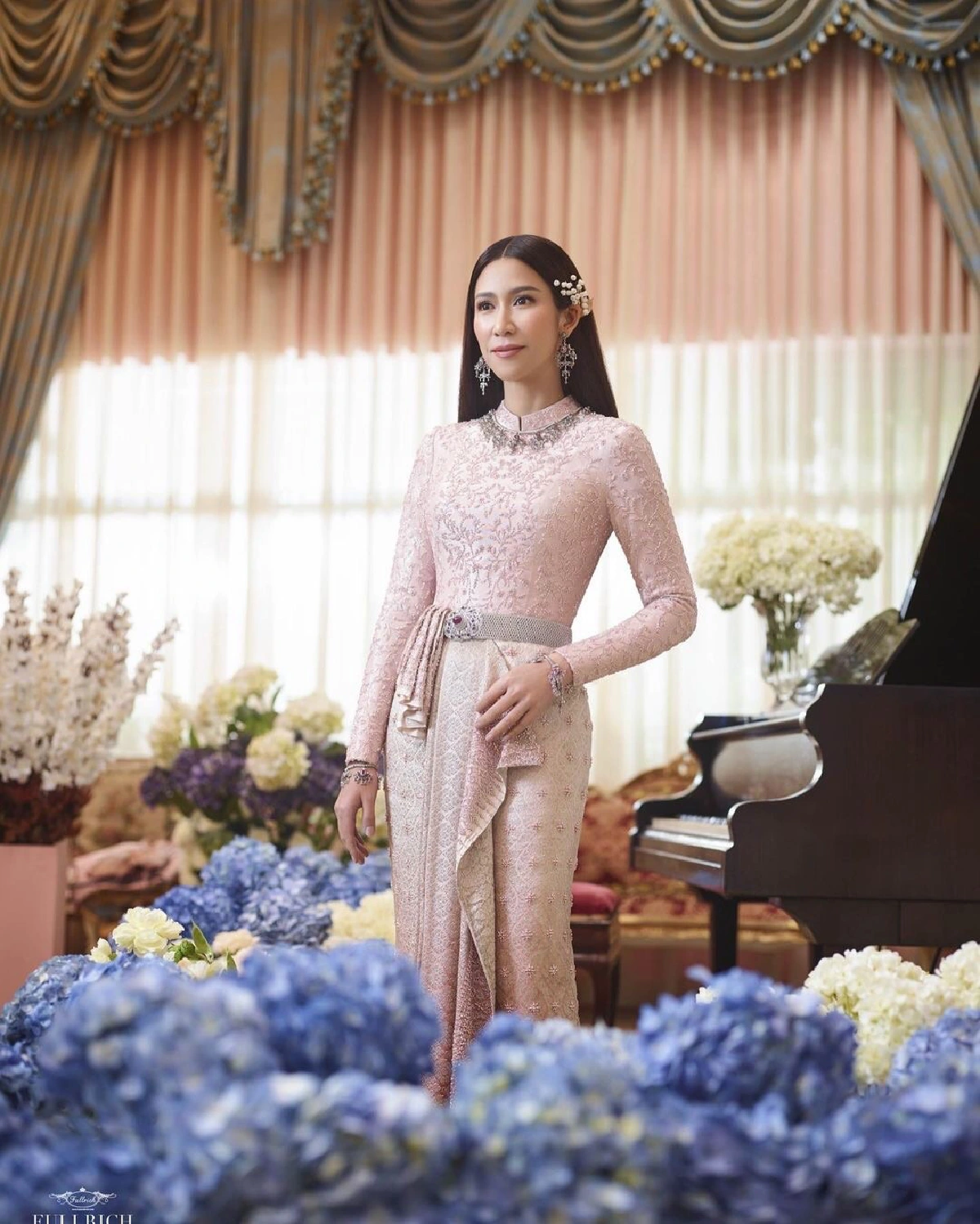 ป๊อก ปิยธิดา สวยสง่าถ่ายแบบชุดไทย จัดเต็มเสื้อผ้าหน้าผมสุดอลัง 