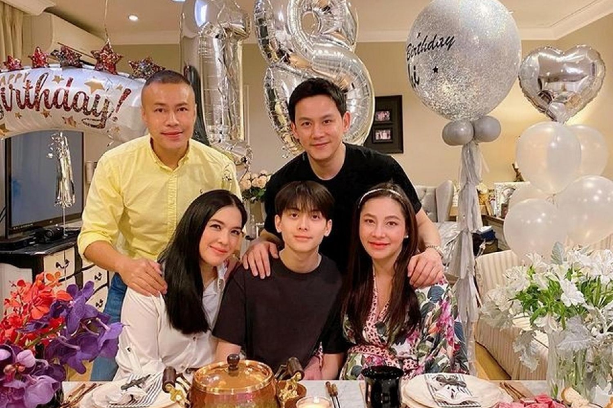 โบ-ฟลุค แท็กทีมจัดปาร์ตี้ฉลองวันเกิด 18 ปี น้องอชิ อบอุ่นพร้อมหน้า โบ-ฟลุค แท็กทีมจัดปาร์ตี้ฉลองวันเกิด 18 ปี น้องอชิ อบอุ่นพร้อมหน้า
