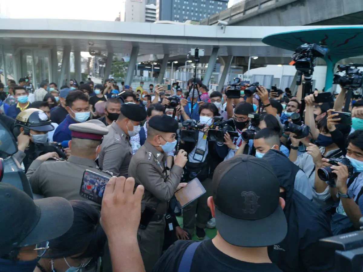 แนวร่วมราษฎรชุมนุมแยกปทุมวันจี้ปล่อยม็อบหมู่บ้านทะลุฟ้า