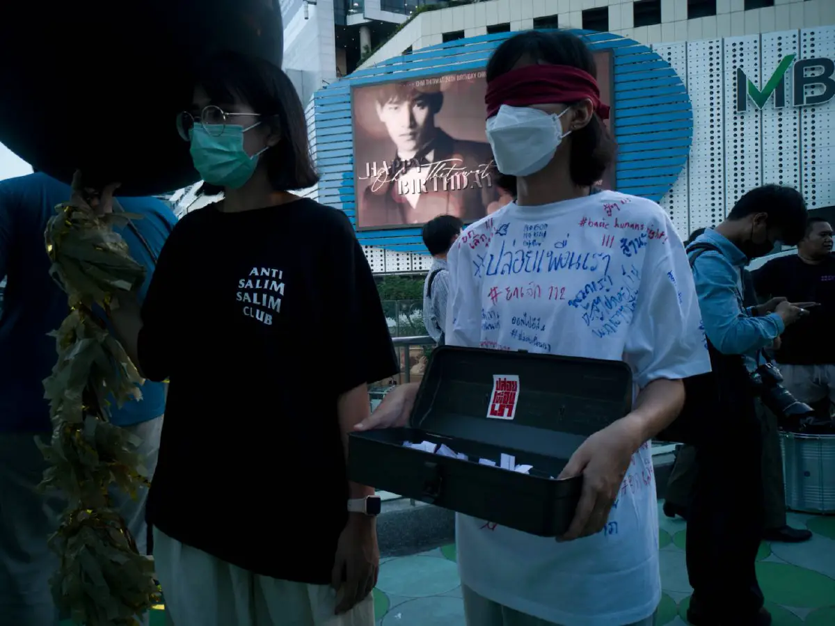 แนวร่วมราษฎรชุมนุมแยกปทุมวันจี้ปล่อยม็อบหมู่บ้านทะลุฟ้า