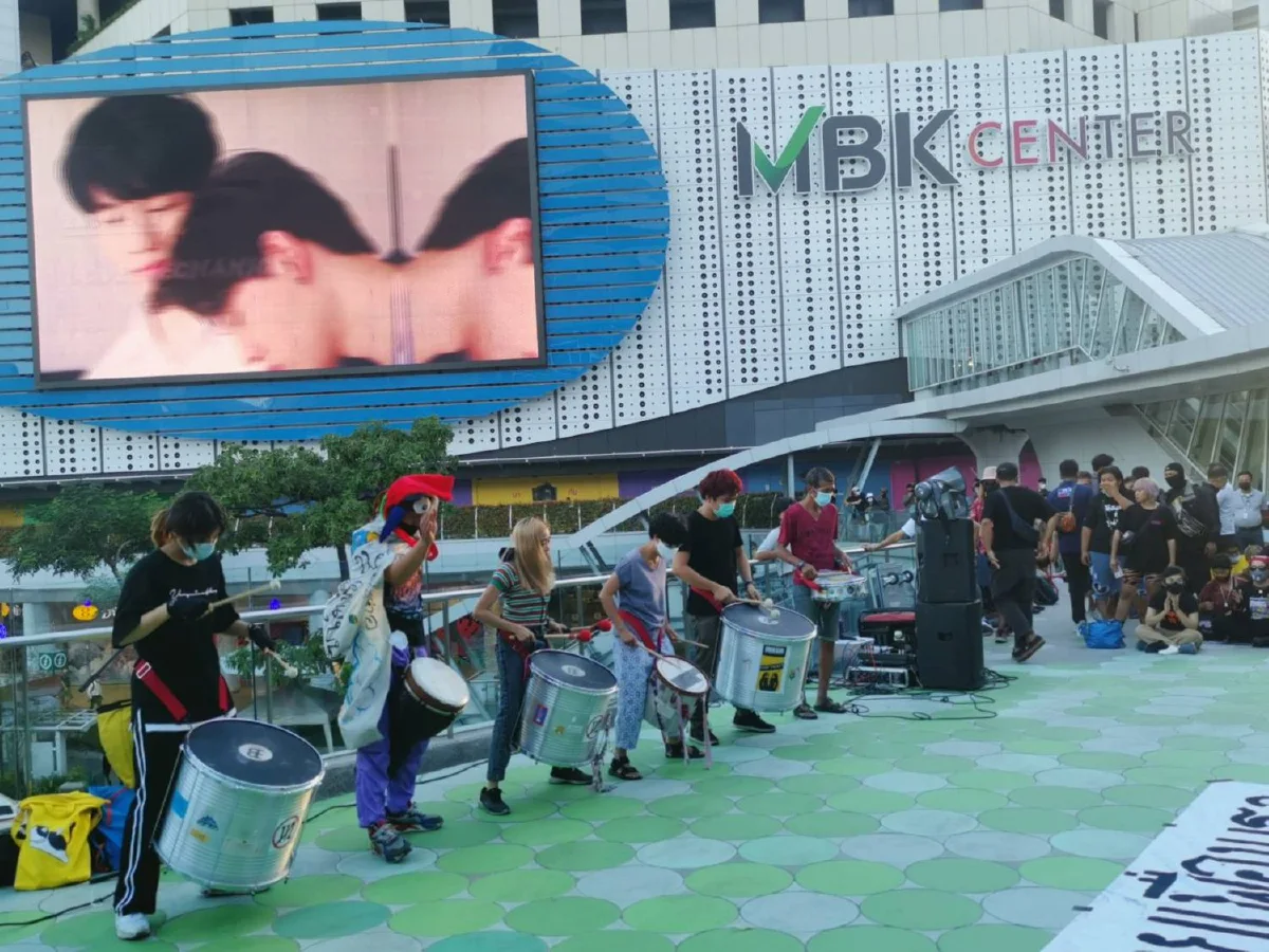 แนวร่วมราษฎรชุมนุมแยกปทุมวันจี้ปล่อยม็อบหมู่บ้านทะลุฟ้า