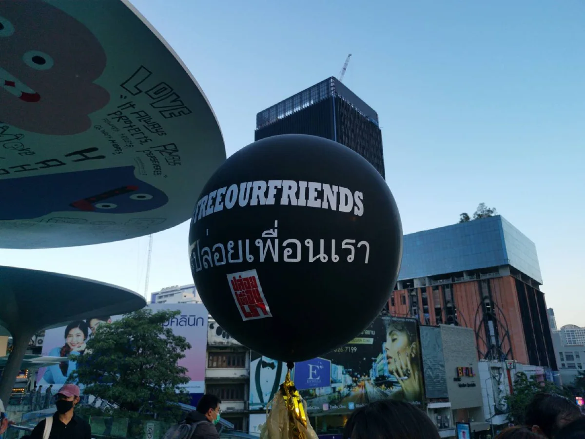 แนวร่วมราษฎรชุมนุมแยกปทุมวันจี้ปล่อยม็อบหมู่บ้านทะลุฟ้า