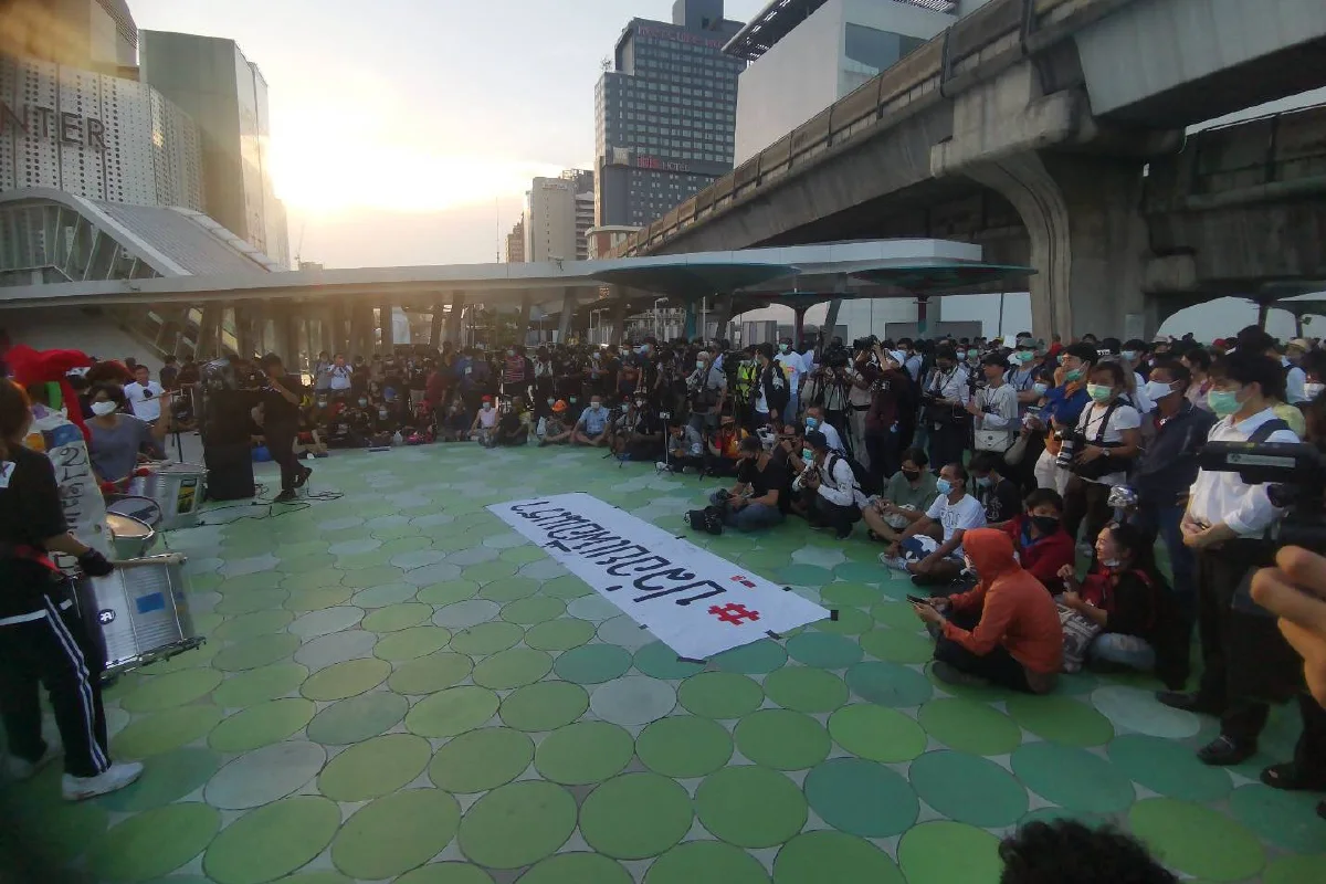 แนวร่วมราษฎรชุมนุมแยกปทุมวันจี้ปล่อยม็อบหมู่บ้านทะลุฟ้า