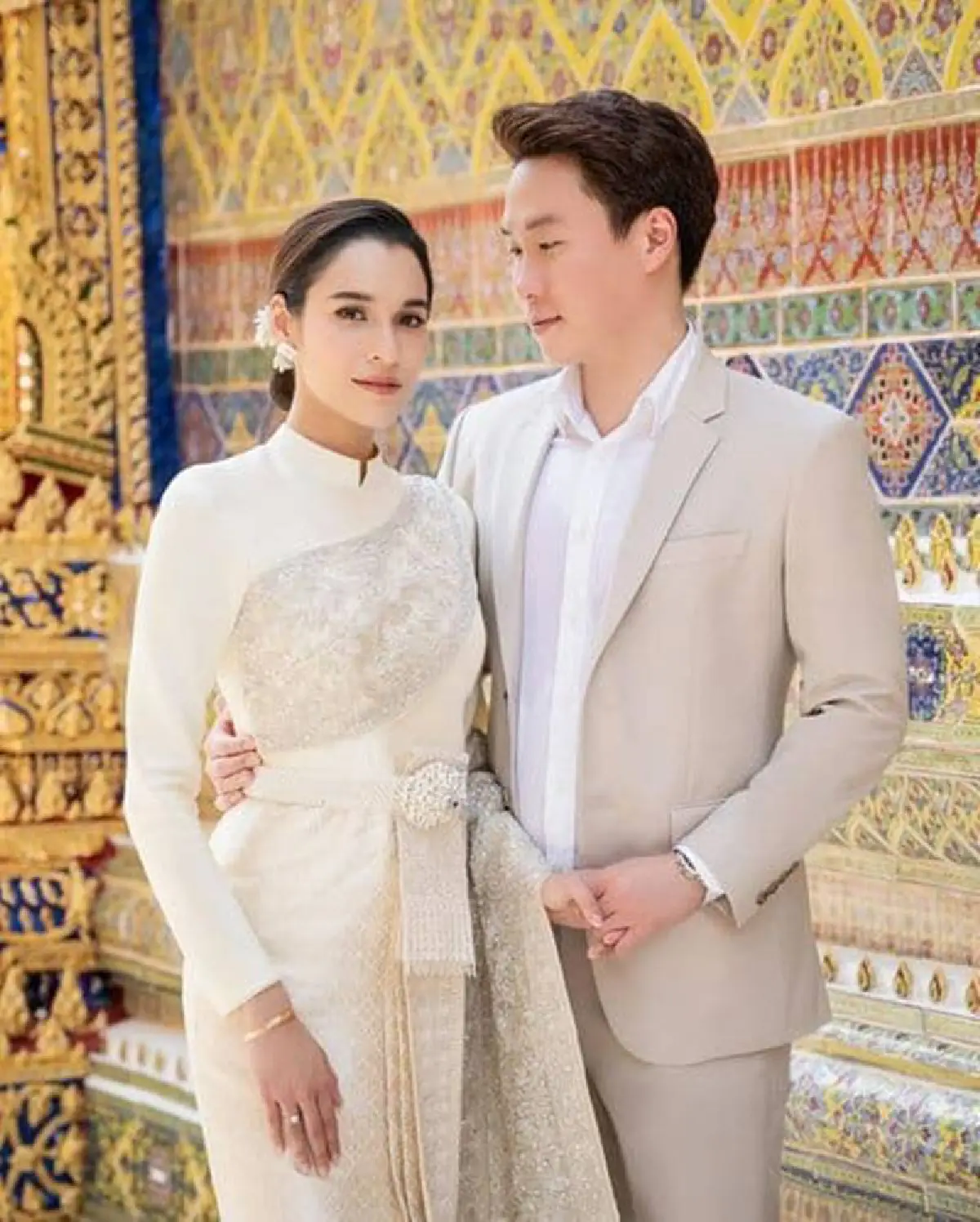 “หยาดทิพย์” สวมชุดไทย ควงว่าที่เจ้าบ่าวเข้าเฝ้า “สมเด็จพระสังฆราช” เพื่อกราบขอพร 