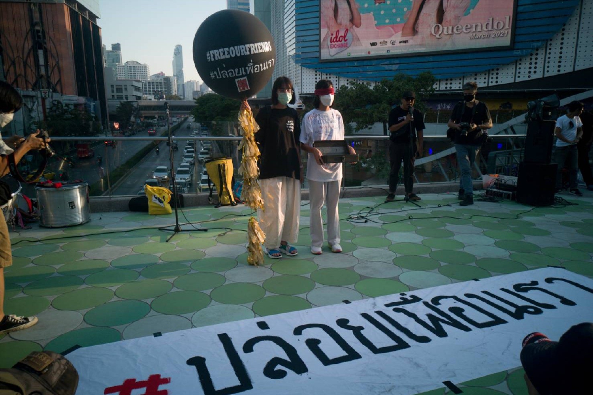 แนวร่วมราษฎรชุมนุมแยกปทุมวันจี้ปล่อยม็อบหมู่บ้านทะลุฟ้า แนวร่วมราษฎรชุมนุมแยกปทุมวันจี้ปล่อยม็อบหมู่บ้านทะลุฟ้า