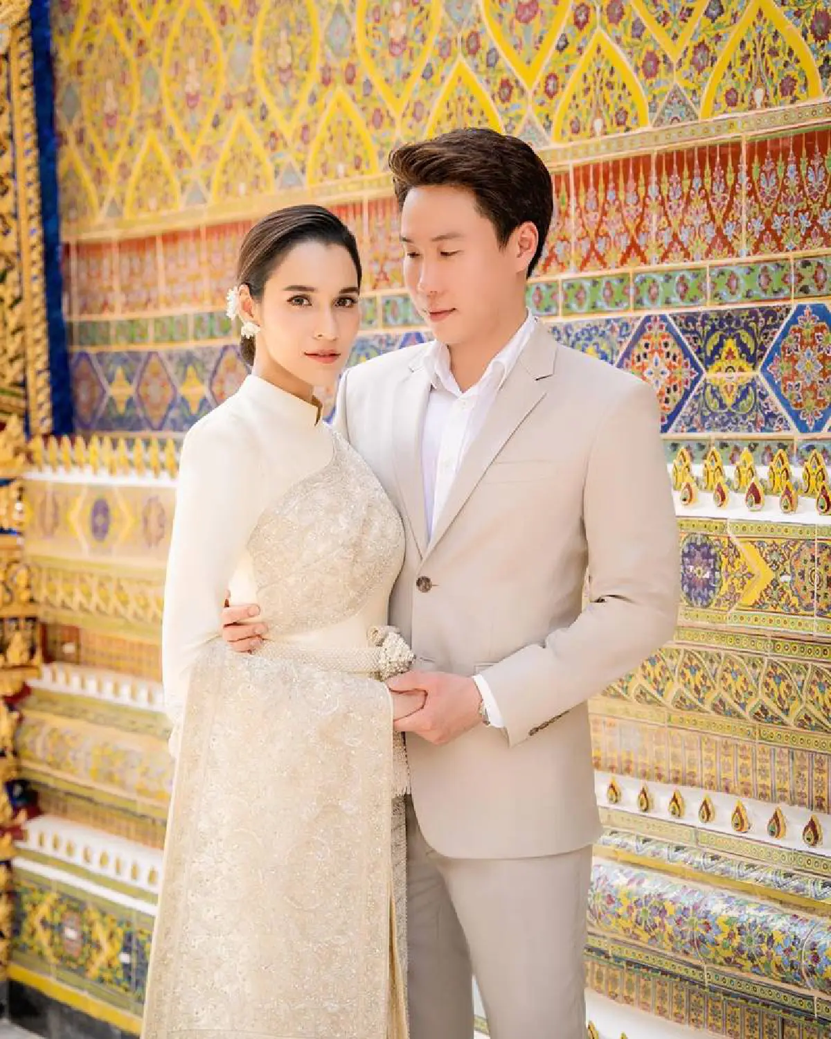 “หยาดทิพย์” สวมชุดไทย ควงว่าที่เจ้าบ่าวเข้าเฝ้า “สมเด็จพระสังฆราช” เพื่อกราบขอพร 