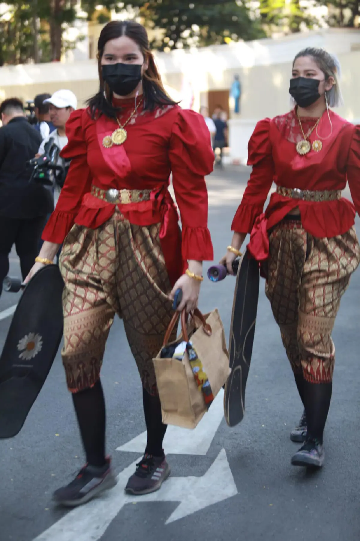 #ใส่ชุดไทยไถสเก็ต "มาดามเดียร์-โจอี้บอย" แจงดราม่า