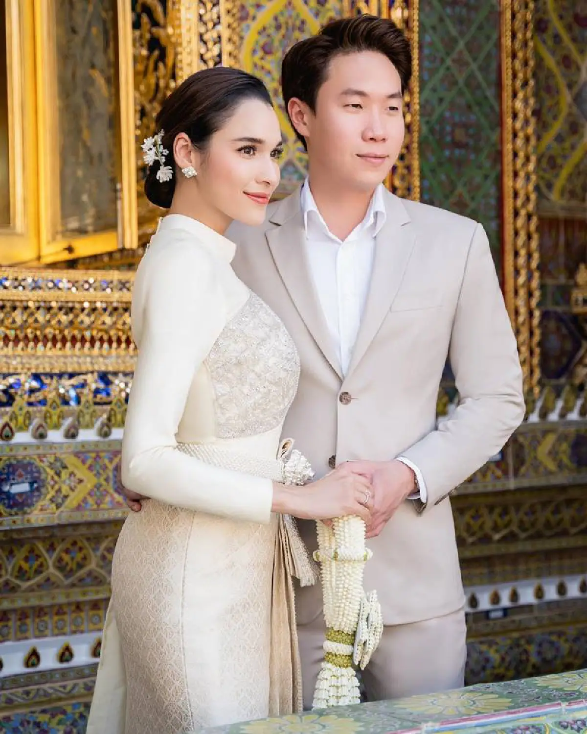 “หยาดทิพย์” สวมชุดไทย ควงว่าที่เจ้าบ่าวเข้าเฝ้า “สมเด็จพระสังฆราช” เพื่อกราบขอพร 