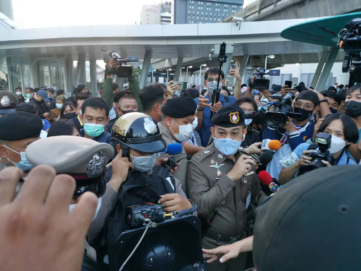 แนวร่วมราษฎรชุมนุมแยกปทุมวันจี้ปล่อยม็อบหมู่บ้านทะลุฟ้า