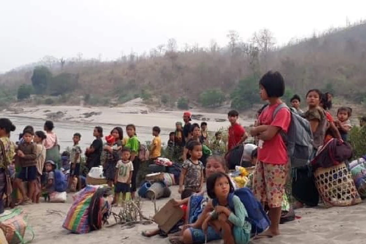 ชาวกะเหรี่ยงหนีภัยสงครามการเมืองเมียนมาข้ามแม่น้ำสาละวินเข้าไทย