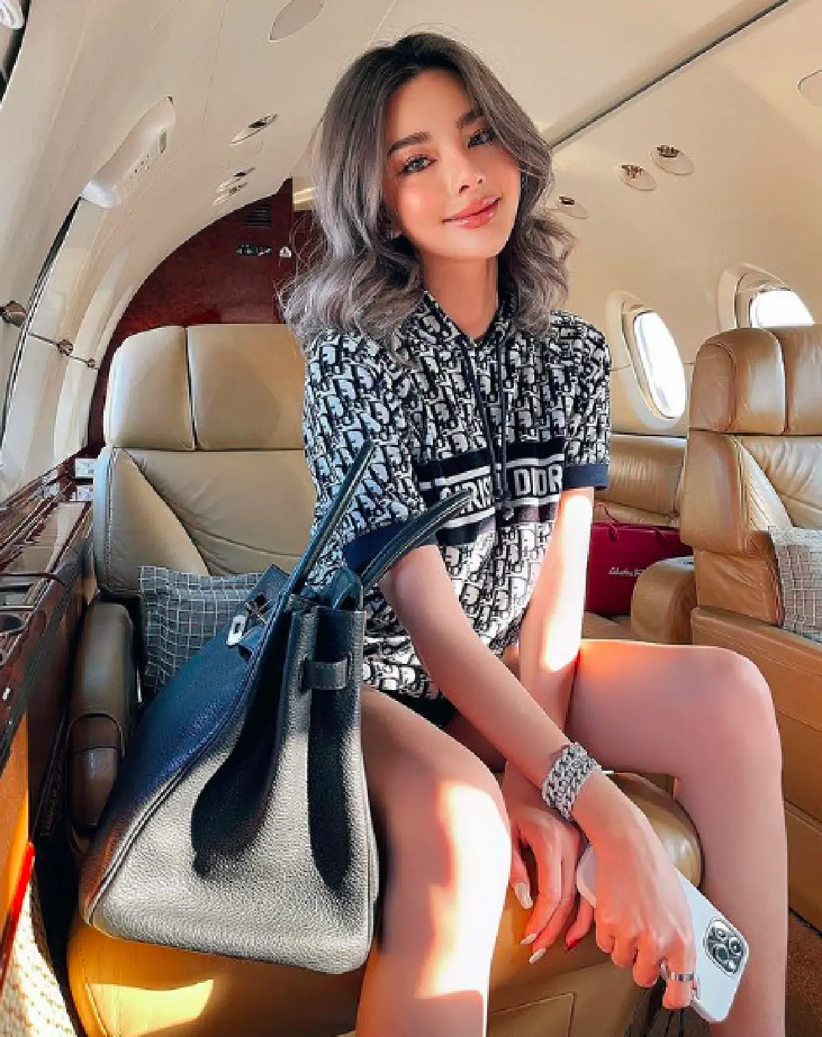 สวยและรวยมาก “ดิว อริสรา” ช้อปเบาๆ แค่วันเดียวเสียหายหลักล้าน