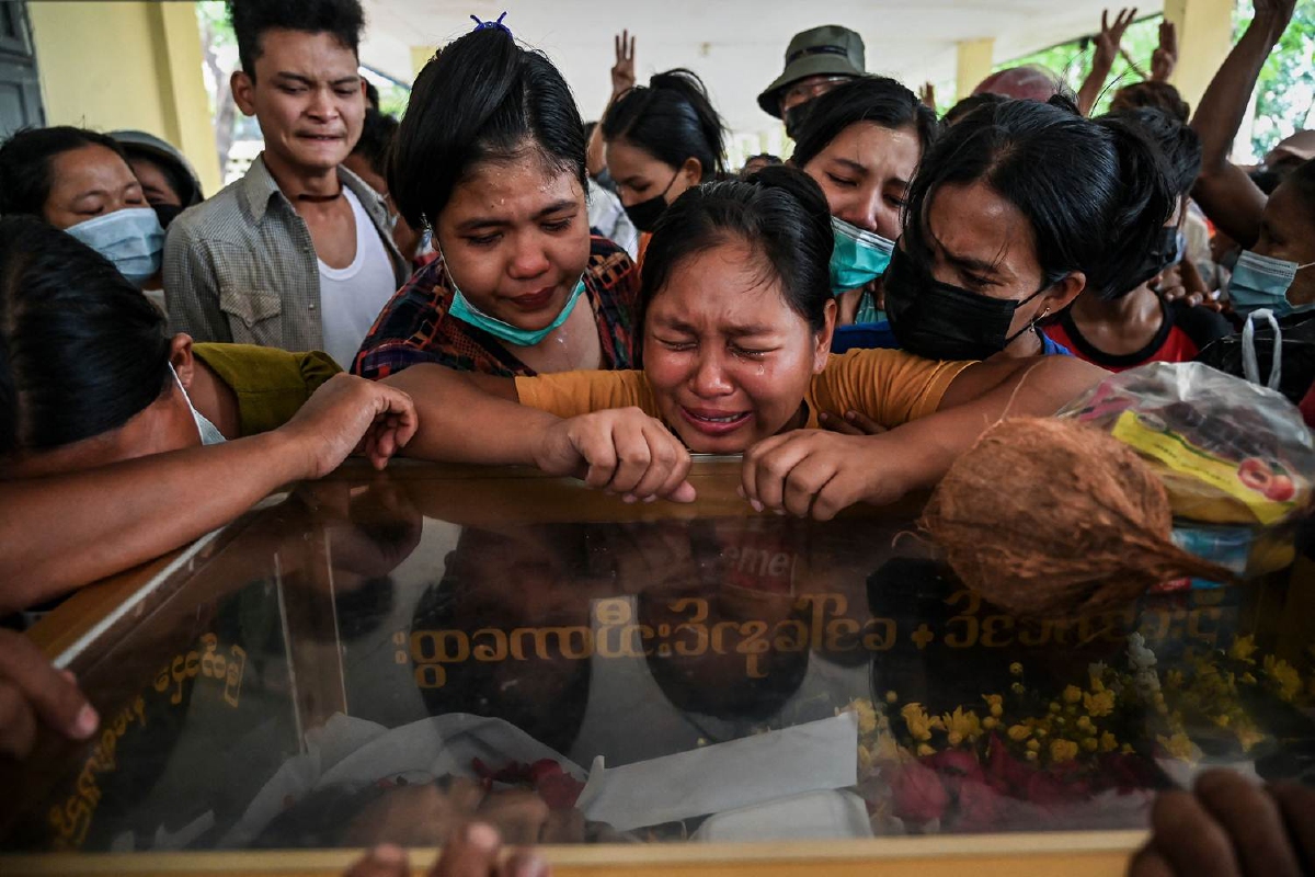 ครอบครัว-เพื่อนร่วมชาติไว้อาลัยทุกชีวิตที่สละเพื่อประชาธิปไตยเมียนมา (ภาพชุด) ครอบครัว-เพื่อนร่วมชาติไว้อาลัยทุกชีวิตที่สละเพื่อประชาธิปไตยเมียนมา (ภาพชุด)