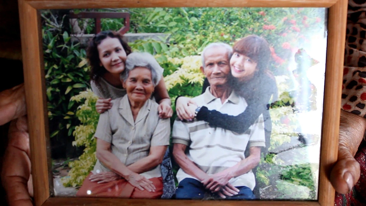 “ลิซ่า BLACKPINK” สุดอาลัย! พระราชทานเพลิงศพคุณตา แต่มาไม่ได้เพราะโควิด