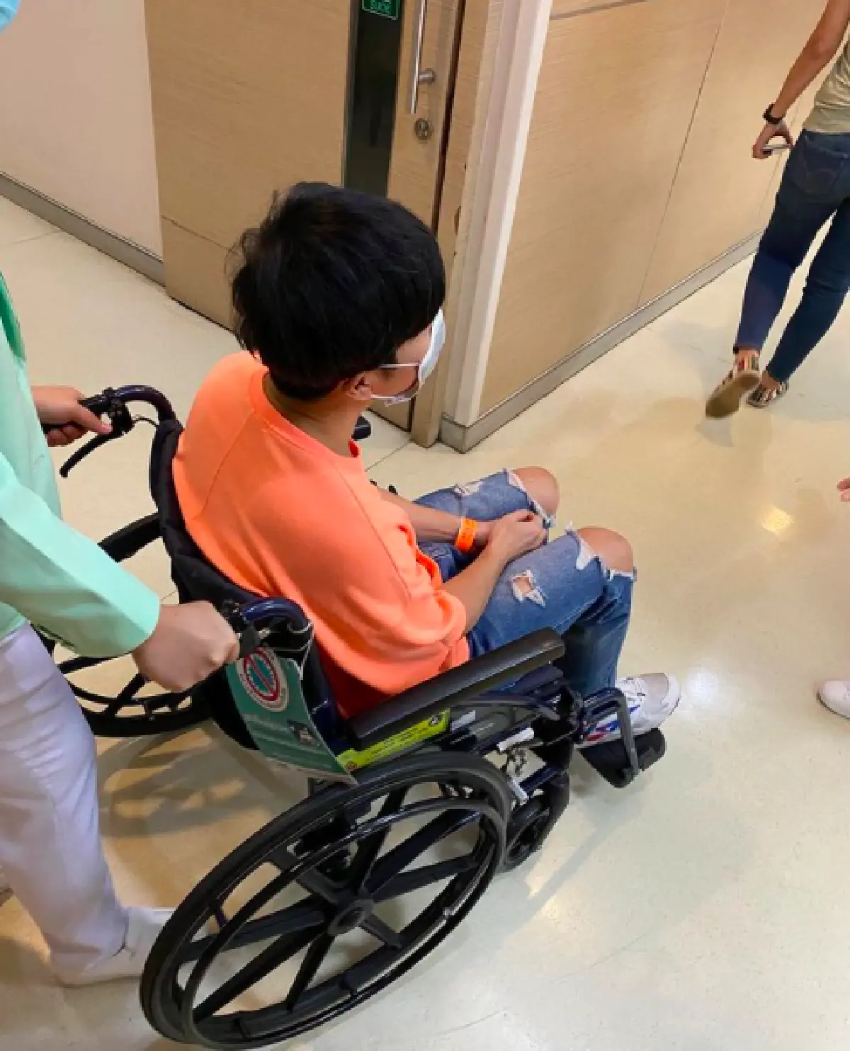 "ดีเจเป้ วิศวะ" จอประสาทตาฉีกขาดเลือดออกเต็มตา ต้องเข้าผ่าตัดด่วน!