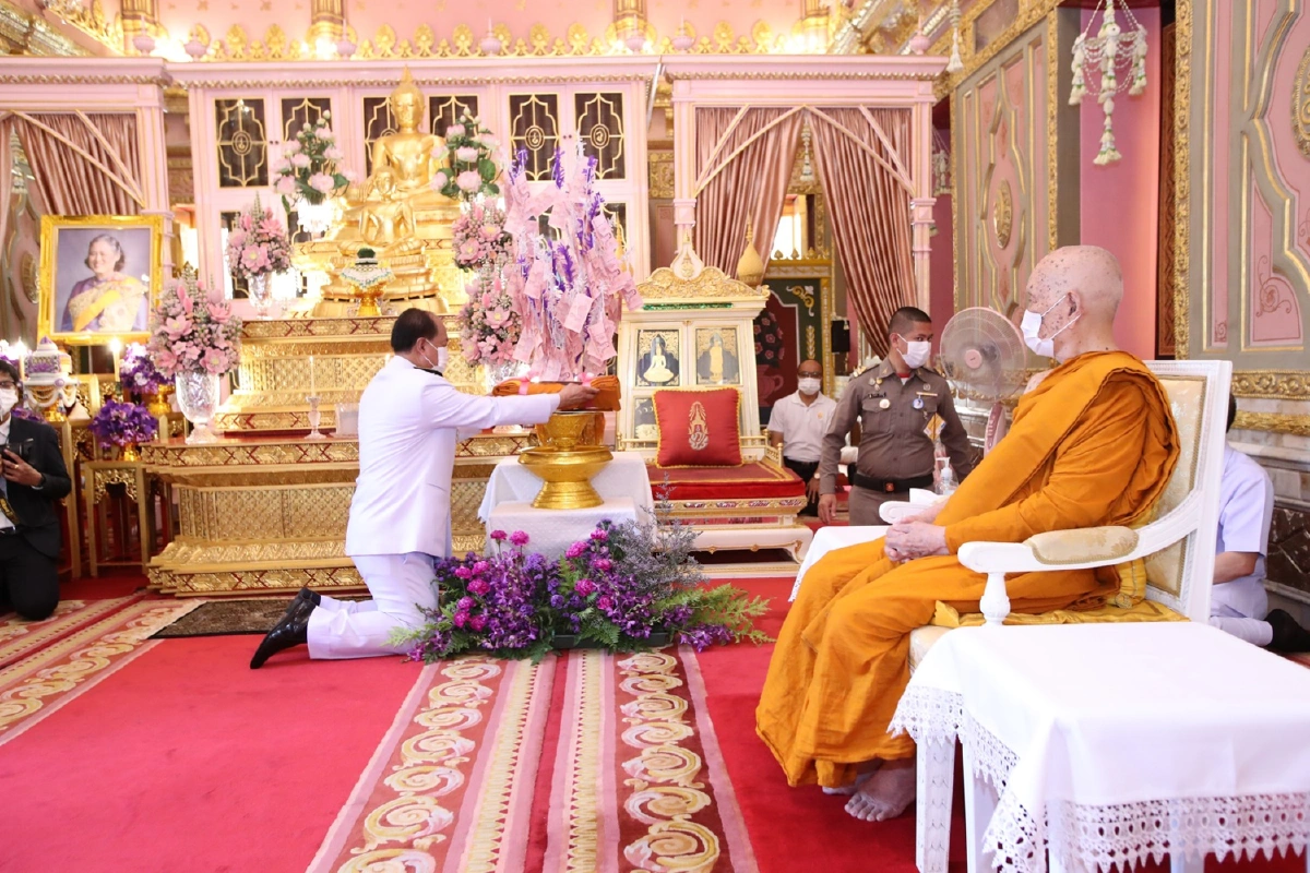 สมเด็จพระสังฆราชเป็นองค์ประธานทอดผ้าป่าเพื่อเด็กยากจนในชนบท