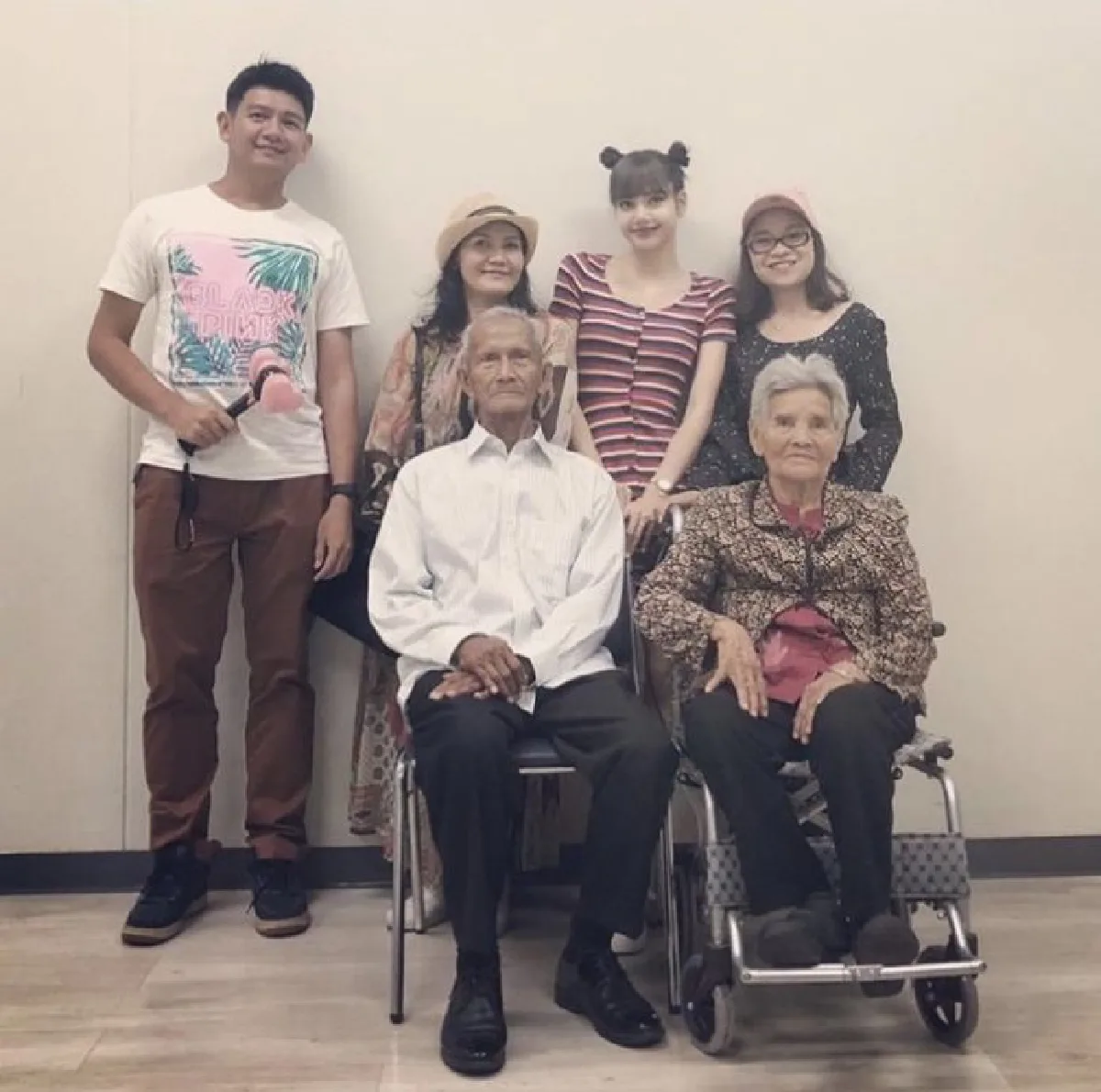 “ลิซ่า BLACKPINK” สุดอาลัย! พระราชทานเพลิงศพคุณตา แต่มาไม่ได้เพราะโควิด