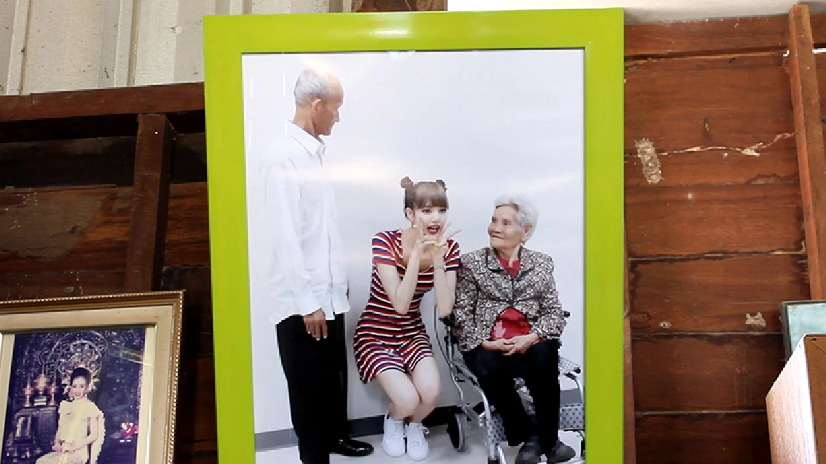 “ลิซ่า BLACKPINK” สุดอาลัย! พระราชทานเพลิงศพคุณตา แต่มาไม่ได้เพราะโควิด