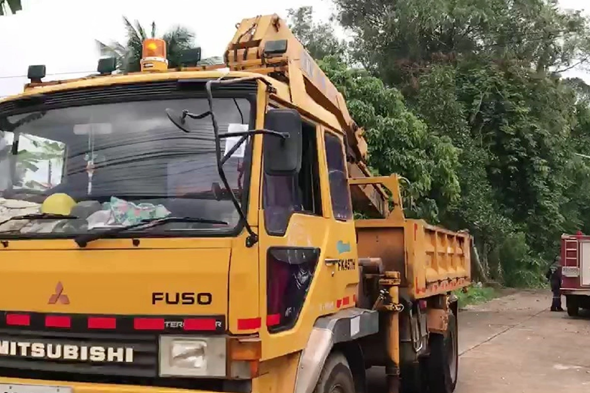 พายุฤดูร้อนกระหน่ำสกลนครเสาไฟฟ้าหักโค่นกีดขวางจราจร