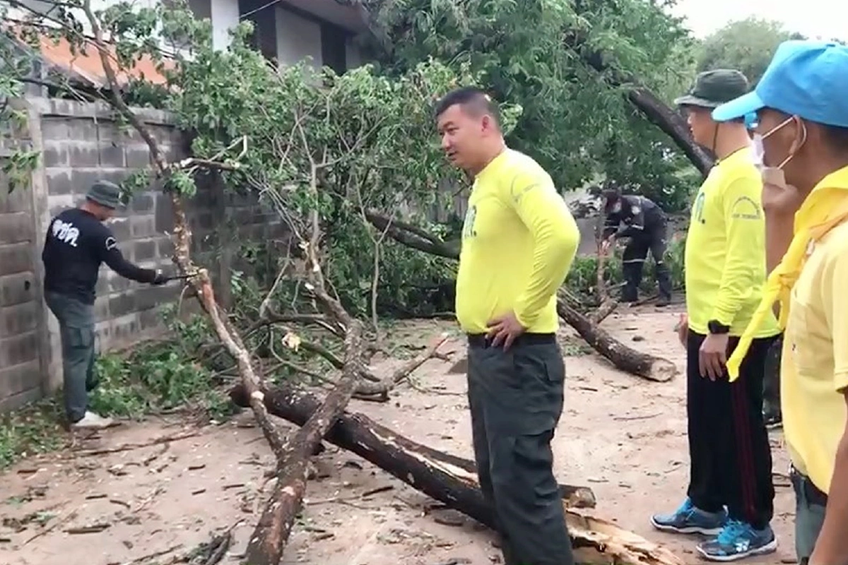 พายุฤดูร้อนกระหน่ำสกลนครเสาไฟฟ้าหักโค่นกีดขวางจราจร