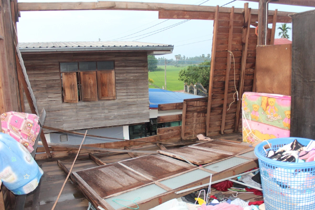 พายุฤดูร้อนถล่มปักธงชัย บ้านเรือนเสียหาย104หลังคาเรือน