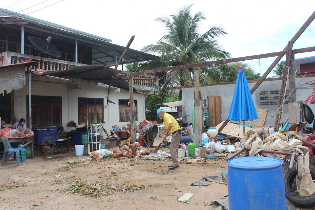 พายุฤดูร้อนถล่มปักธงชัย บ้านเรือนเสียหาย104หลังคาเรือน