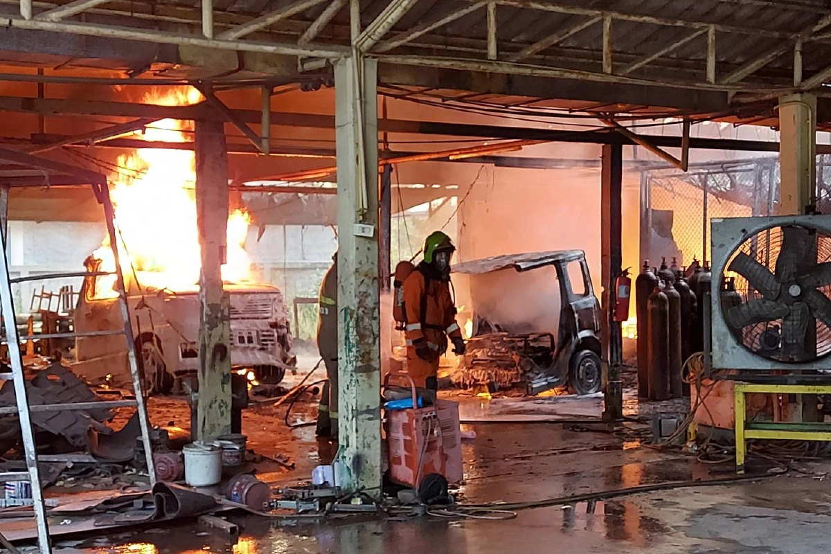 หม้อแปลงไฟฟ้าระเบิดสเก็ตเพลิงลามอู่ซ่อมรถเสียหายหลายล้านบาท