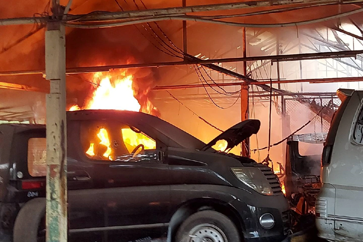 หม้อแปลงไฟฟ้าระเบิดสเก็ตเพลิงลามอู่ซ่อมรถเสียหายหลายล้านบาท