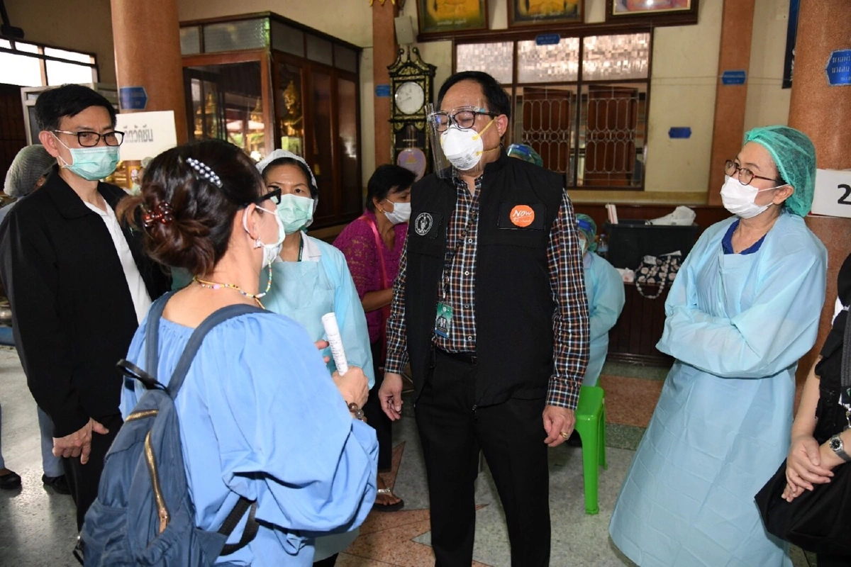 กทม.ฉีดวัคซีนป้องกันโควิดกลุ่มเสี่ยงและผู้ค้าตลาดย่านบางขุนเทียน-จอมทอง