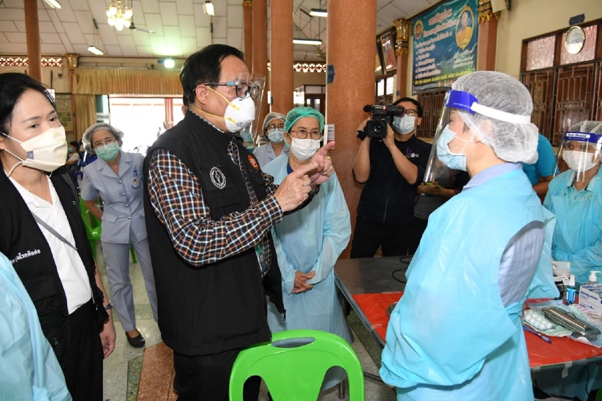 กทม.ฉีดวัคซีนป้องกันโควิดกลุ่มเสี่ยงและผู้ค้าตลาดย่านบางขุนเทียน-จอมทอง