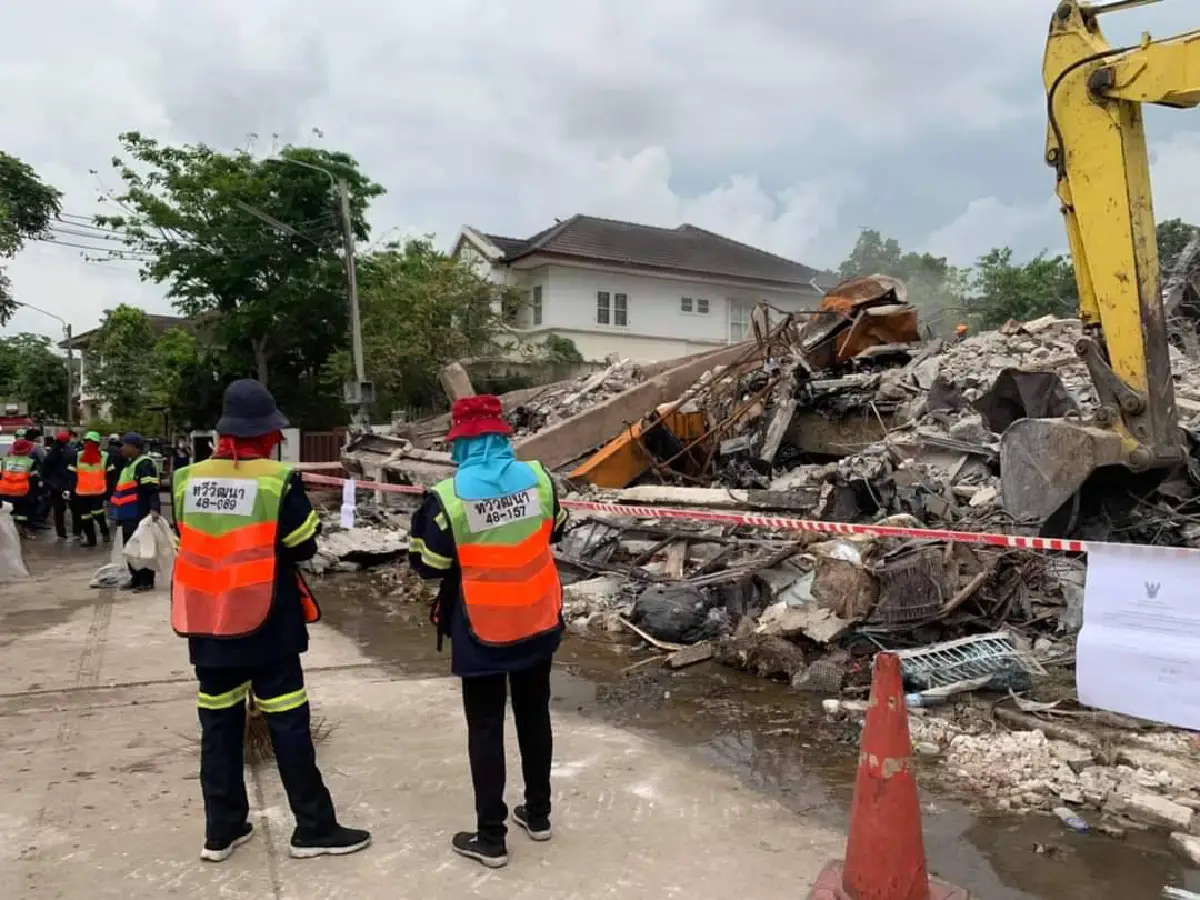 เขตทวีวัฒนาเร่งตรวจสอบส่วนต่อเติมบ้านถล่มผิดจากแบบหรือไม่