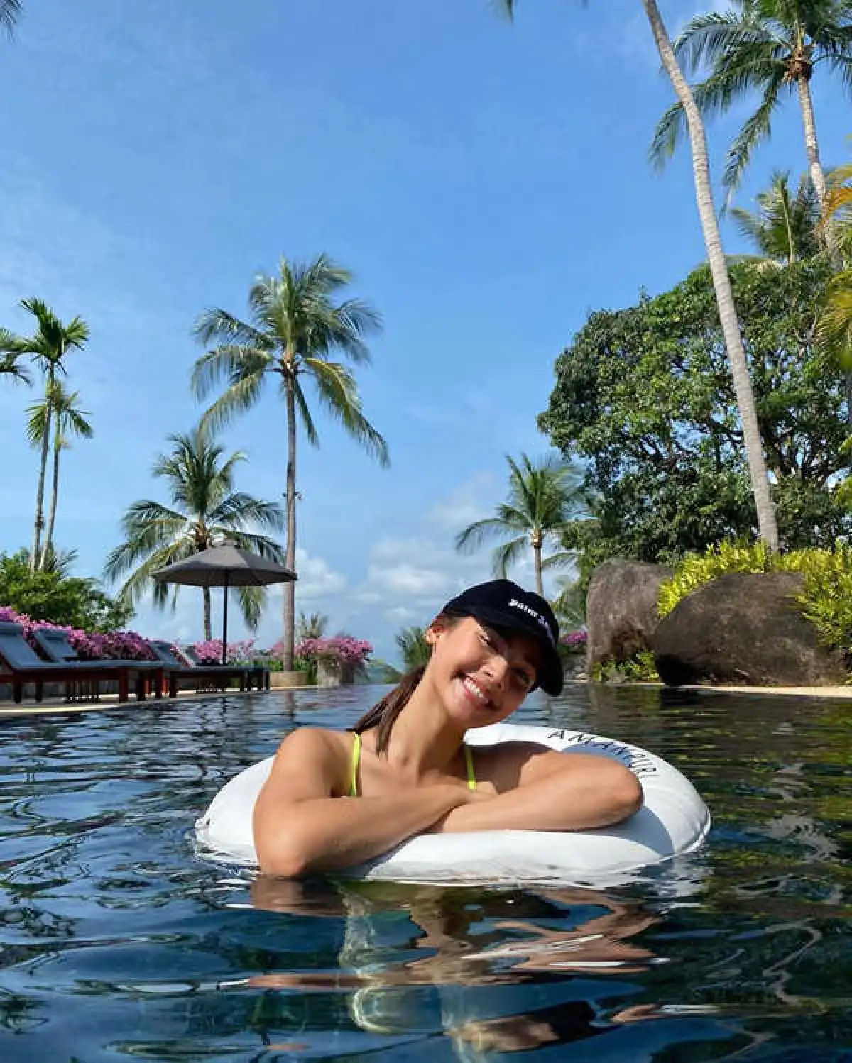 “ญาญ่า อุรัสยา” แจกความสดใสระดับสิบ นุ่งวันพีซเล่นน้ำทะเลสุดชิล 