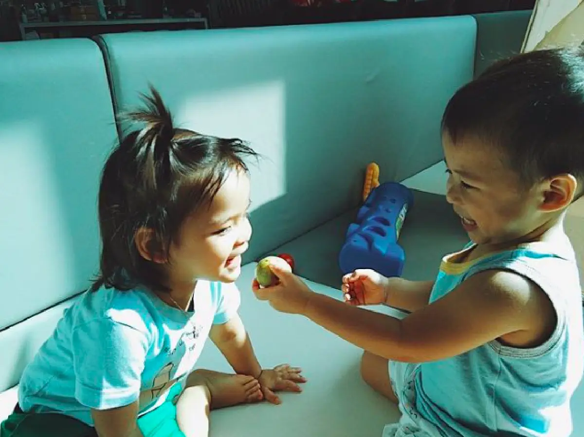 “ป๊อก-มาร์กี้” พา “มีก้า-มีญ่า” บริจาคสิ่งของ-เงินเก็บ 4แสนบาท ในวันเกิด