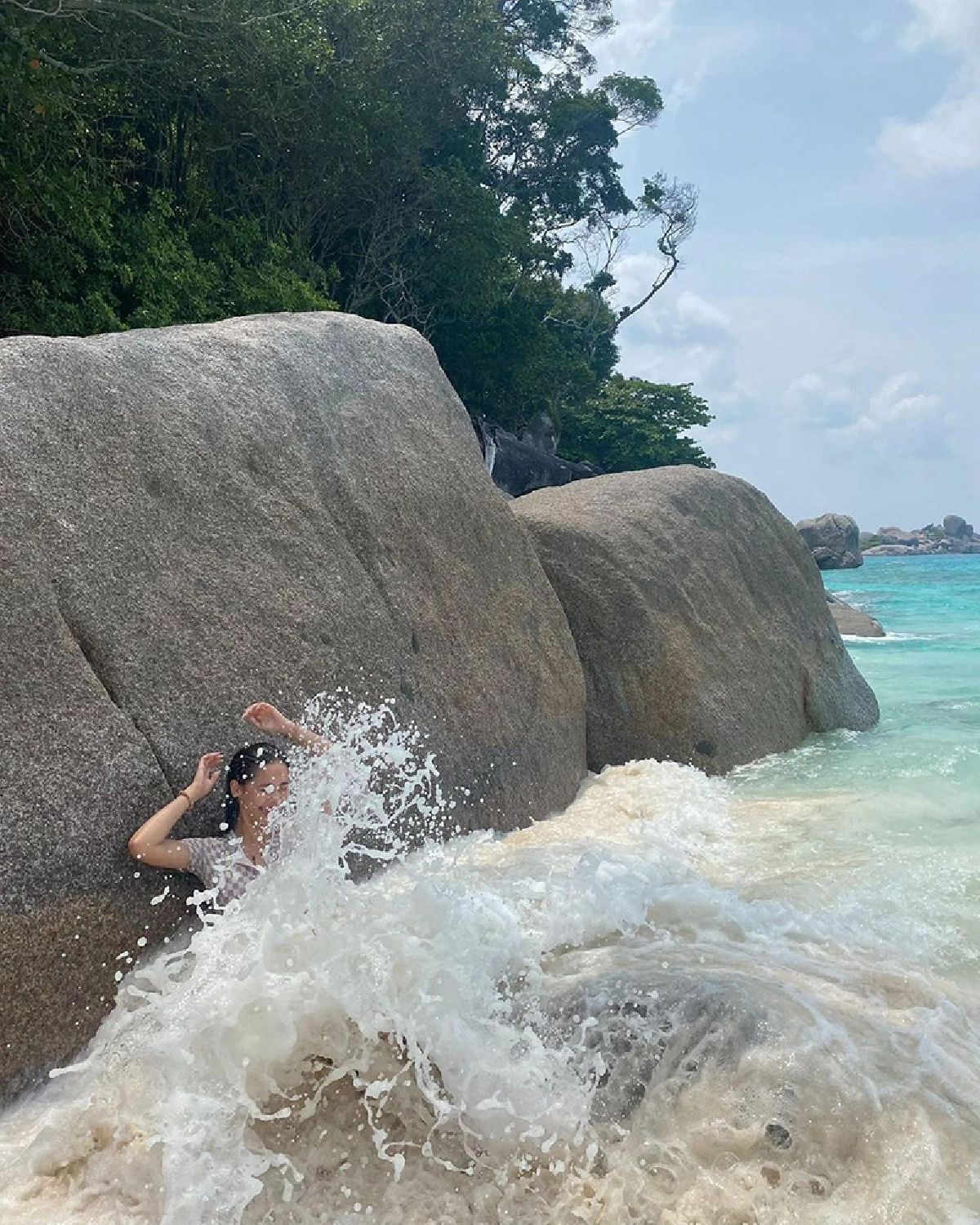 “ญาญ่า อุรัสยา” แจกความสดใสระดับสิบ นุ่งวันพีซเล่นน้ำทะเลสุดชิล 