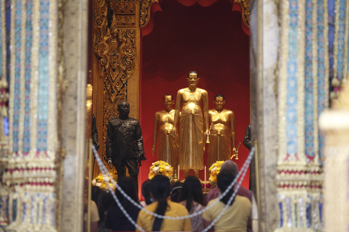 พระบรมมหาราชวังแน่นประชาชนเข้ากราบบูรพมหากษัตริยาธิราชวันจักรี พระบรมมหาราชวังแน่นประชาชนเข้ากราบบูรพมหากษัตริยาธิราชวันจักรี