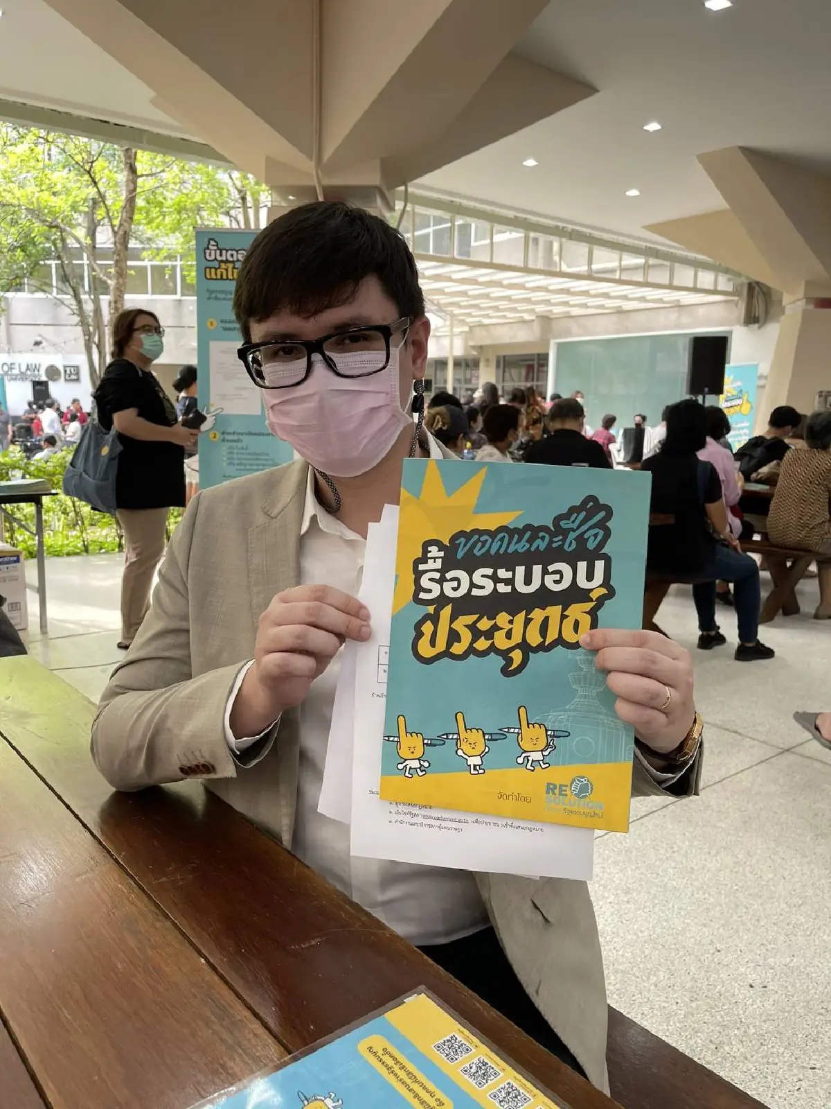 "ธนาธร-ส.ส.ก้าวไกล"ร่วมลงชื่อแก้รัฐธรรมนูญคึกคัก