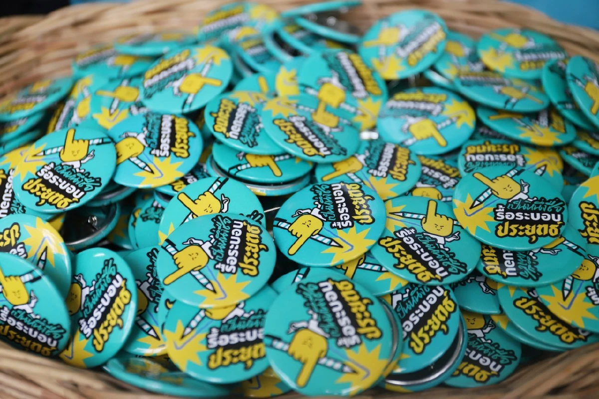 ลงชื่อยื่นแก้รธน.คึก! คนทยอยร่วมกิจกรรม"ขอคนละชื่อรื้อระบอบประยุทธ์"