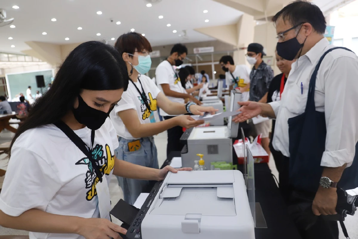 ลงชื่อยื่นแก้รธน.คึก! คนทยอยร่วมกิจกรรม"ขอคนละชื่อรื้อระบอบประยุทธ์"