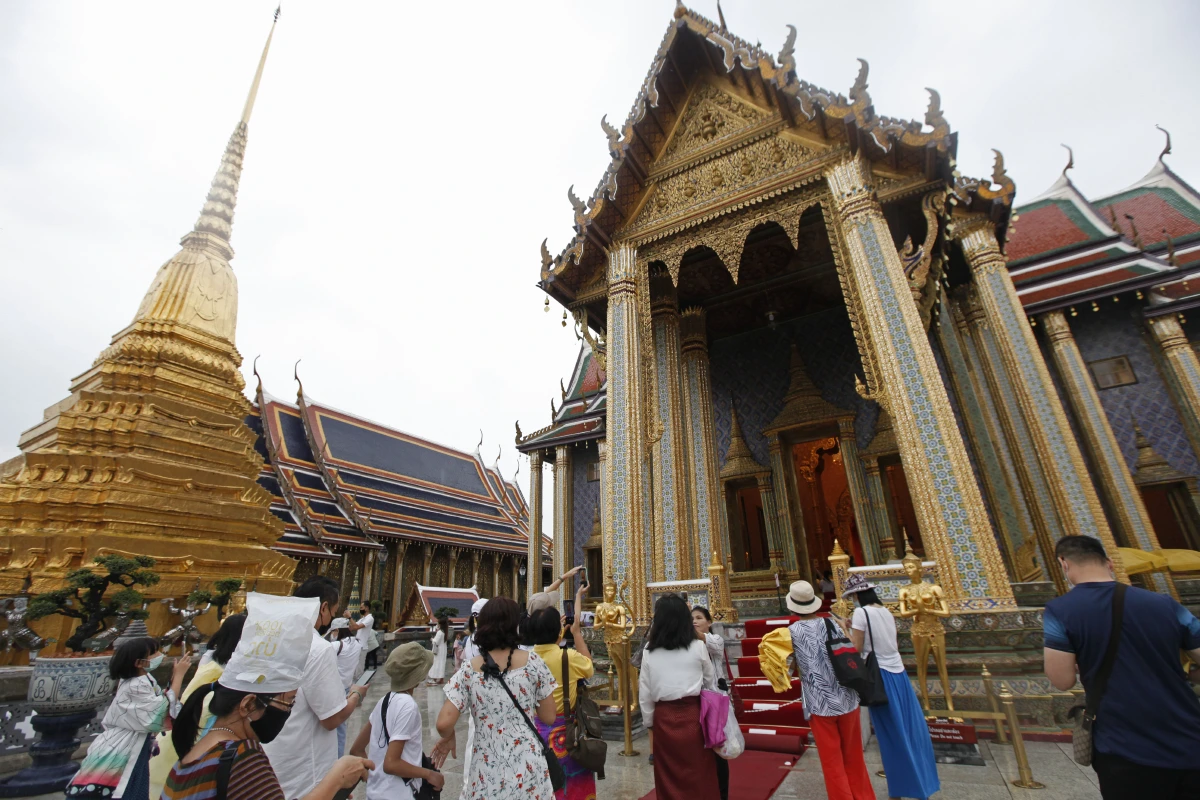 พระบรมมหาราชวังแน่นประชาชนเข้ากราบบูรพมหากษัตริยาธิราชวันจักรี