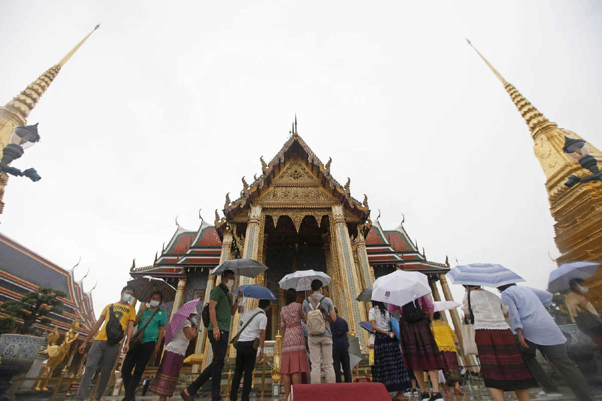 พระบรมมหาราชวังแน่นประชาชนเข้ากราบบูรพมหากษัตริยาธิราชวันจักรี